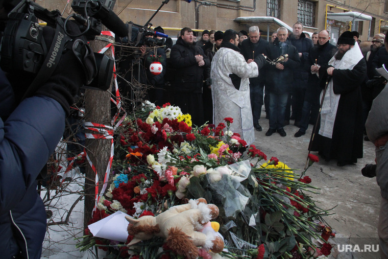 Литургия по погибшим от взрыва подъезда дома № 164 на Карла Маркса. Магнитогорск, цветы
