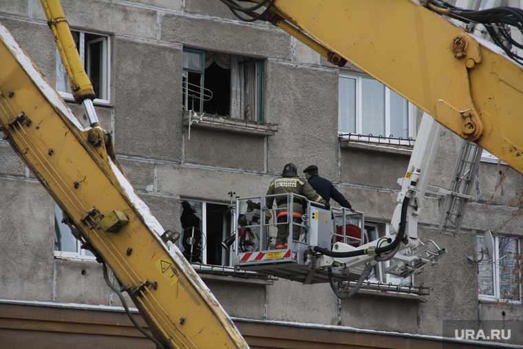 Жители дома № 164 на проспекте Карла Маркса. Магнитогорск, разбитое окно, автокран с люлькой