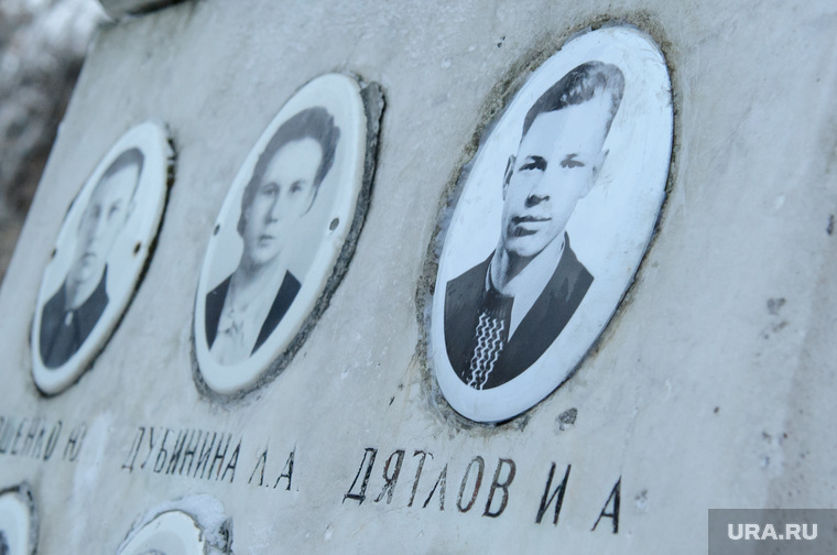 Возложение цветов на могиле "дятловцев" по случаю 58-ой годовщины гибели группы. Екатеринбург, дятлов игорь