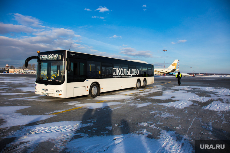Прибытие рейса из Амстердама в Кольцово с цветами на борту. Екатеринбург, кольцово, автобус