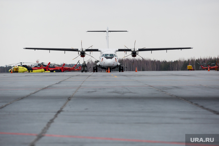 Первый полёт самолета «Виктор Черномырдин» (Boeing-767) авиакомпании Utair
из аэропорта Сургут
, взлетная полоса, авиация, самолет, ATR 72-500