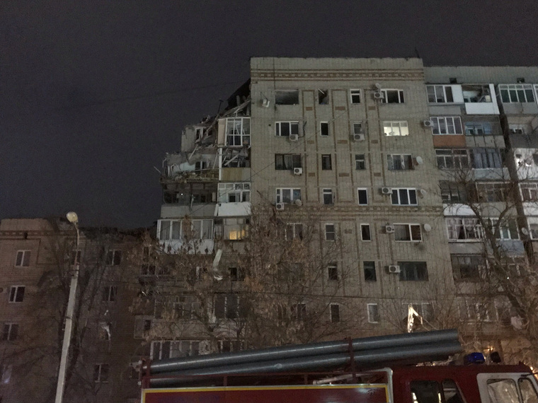 Два этажа многоэтажки рухнули 14 января рано утром