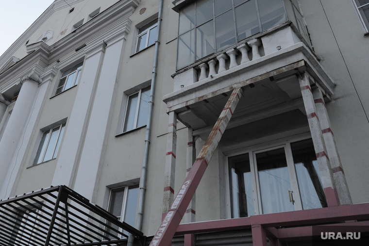 Под балконами подпорки