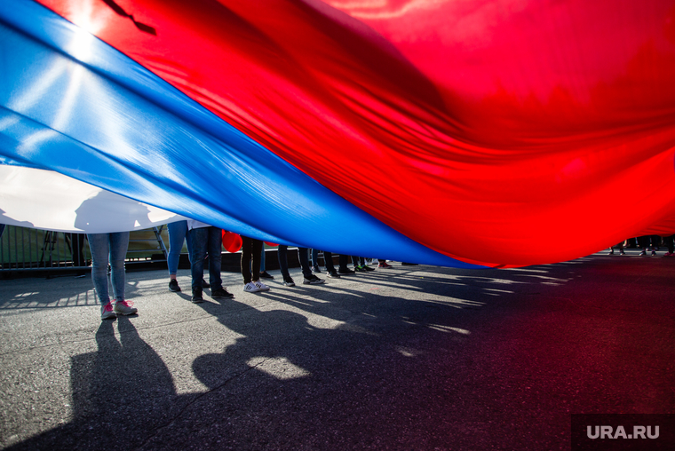 Торжественный митинг и автопробег в честь празднования дня Флага России. Сургут, флаг россии