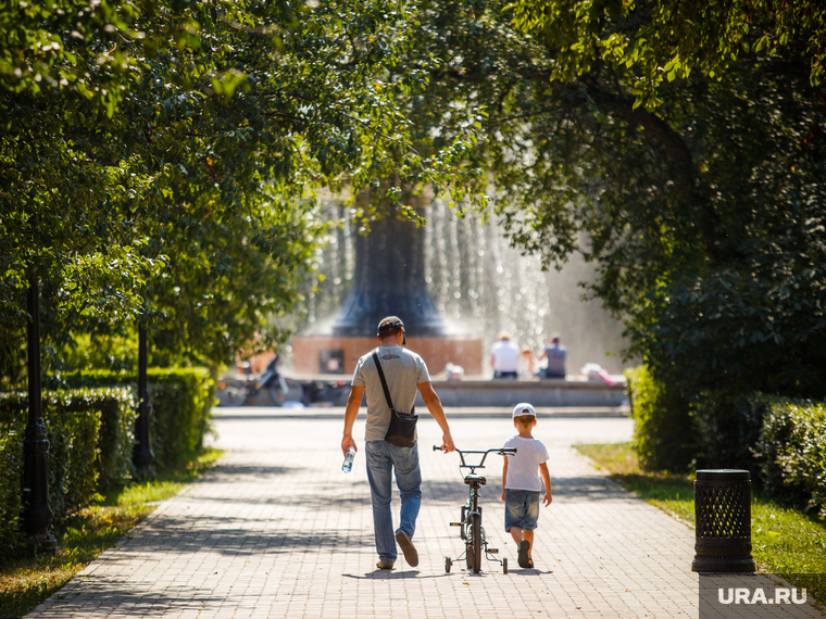 Жара в Екатеринбурге. Фонтан в дендропарке и Плотинка, ребенок, прогулка, семья, парк, лето, сын, отец, дети, дендропарк, велосипед