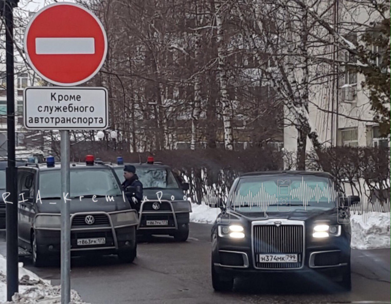 Премьер приехал на новой служебной машине на Гайдаровский форум
