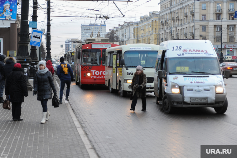 Остановка общественного транспорта на площади Революции. Челябинск, остановка общественного транспорта, маршрутка