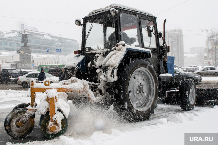 Сильный снегопад в Екатеринбурге, уборка снега, трактор, зима, площадь1905 года