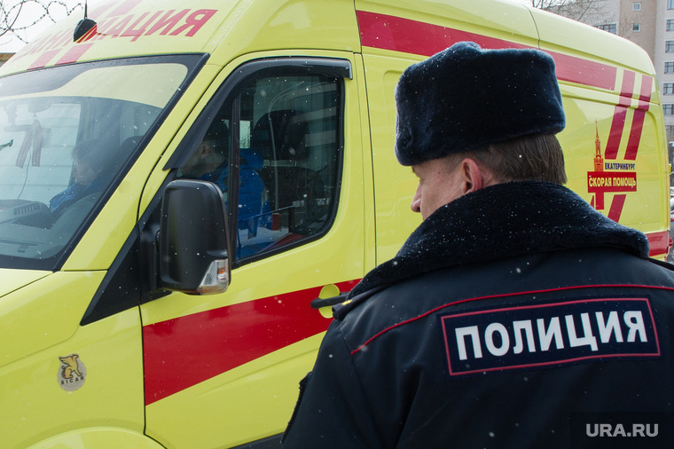 Активисты забрались на телебашню и требуют референдум. Фото с места событий, Екатеринбург, происшествие, медицинская помощь, реанимация, скорая помощь