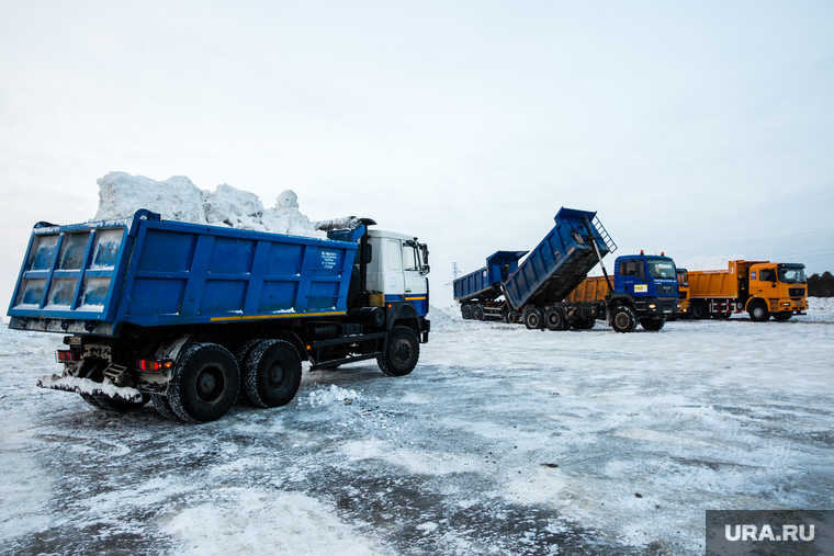 Из-за необычно снежной зимы грузовики приезжают чаще, чем обычно