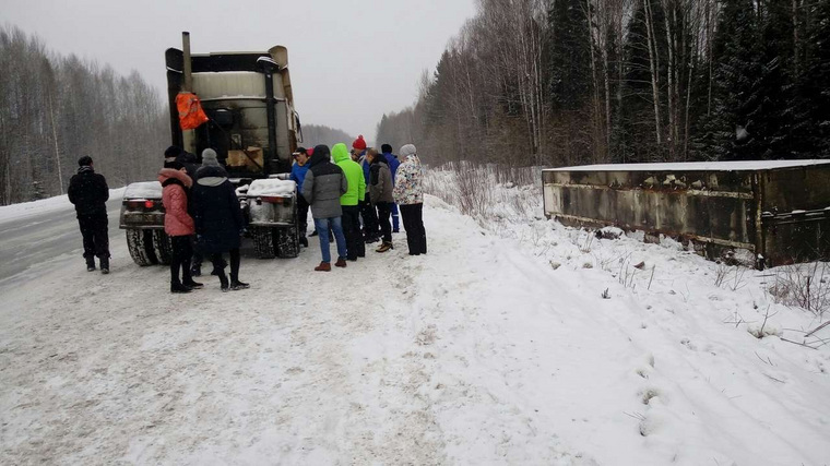 Свердловские автомобилисты помогают водителю, попавшему в ДТП, едой, водой и теплой одеждой
