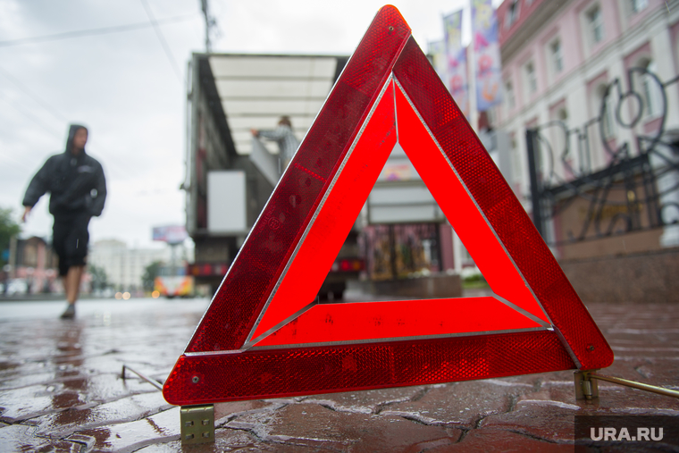 Знак аварийной остановки. Екатеринбург, пешеход, дтп, знак аварийной остановки