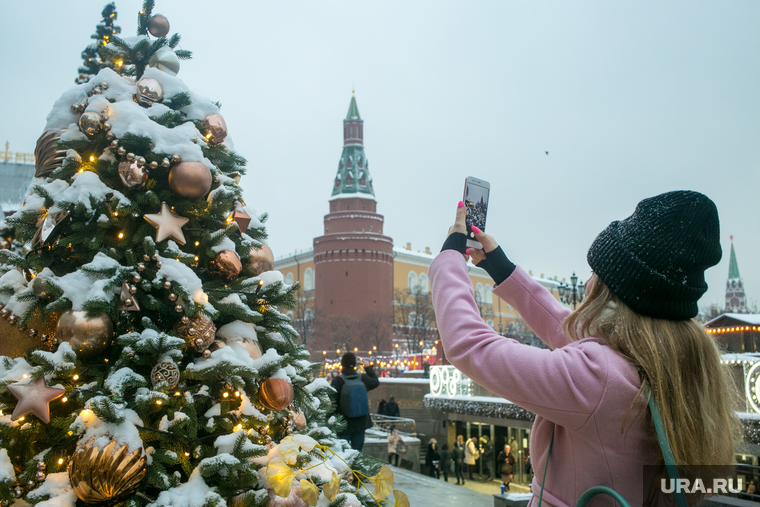 Новогодняя Москва. Москва., новогодняя елка, кремль, снимает на телефон, манежная площадь, новый год, иллюминация, манежка, арсенальная башня, угловая