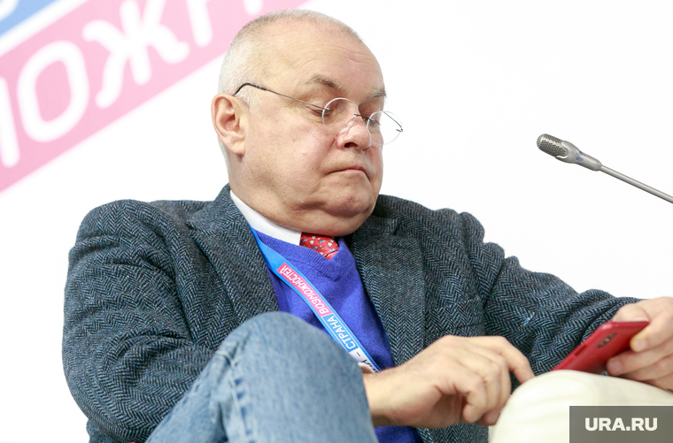 Всероссийский форум "Россия страна возможностей", первый день. Москва, портрет, смотрит в телефон, киселев дмитрий, можно
