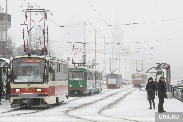 Снег на улицах Екатеринбурга, трамвайная остановка, общественный транспорт, снег в городе, трамвай