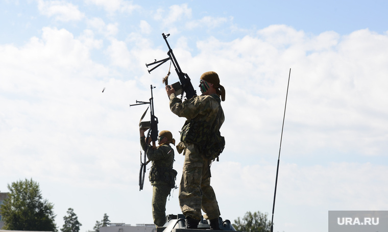 День 90-й гвардейской танковой дивизии в Чебаркуле, боевые действия, армия, оружие, война, показательные выступления, пулеметчики, солдат