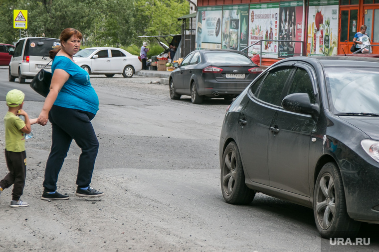 Разное.Курган, нарушение пдд, переходит дорогу, мать с ребенком, беременная женщина