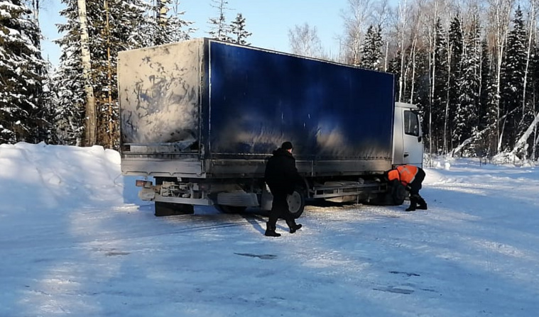 Грузовик с замерзающим водителем столя на обочине трассы в ХМАО