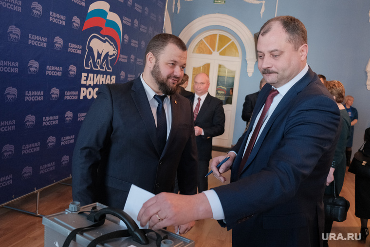 Голосование было тайным. На фото — глава Кургана Сергей Руденко опускает бюллетень