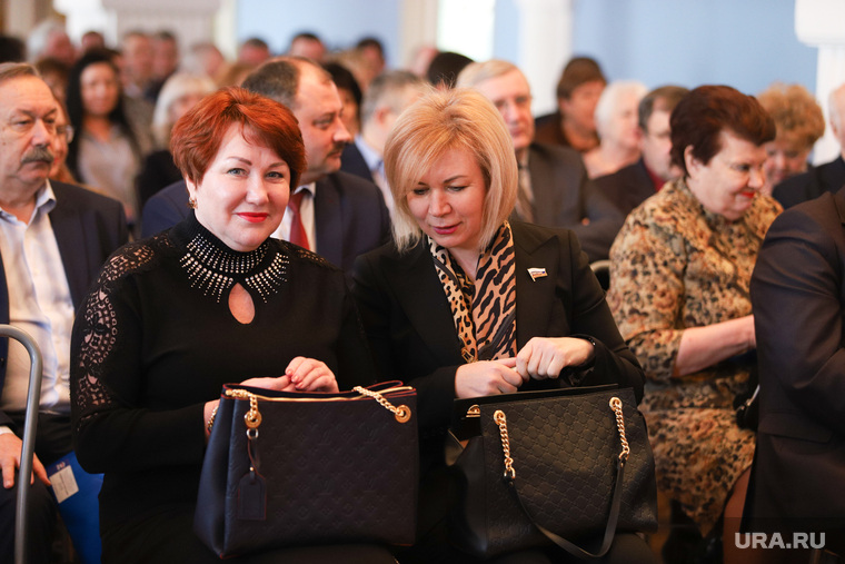 Сенаторы Елена Перминова (слева) и Елена Зленко обнаружили, что пришли с одинаковыми сумками