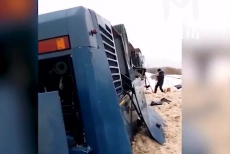 Несколько пассажиров еще находятся внутри автобуса