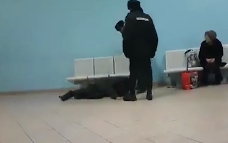 Полицейским не понравилось, что пенсионер закинул ноги на скамейку