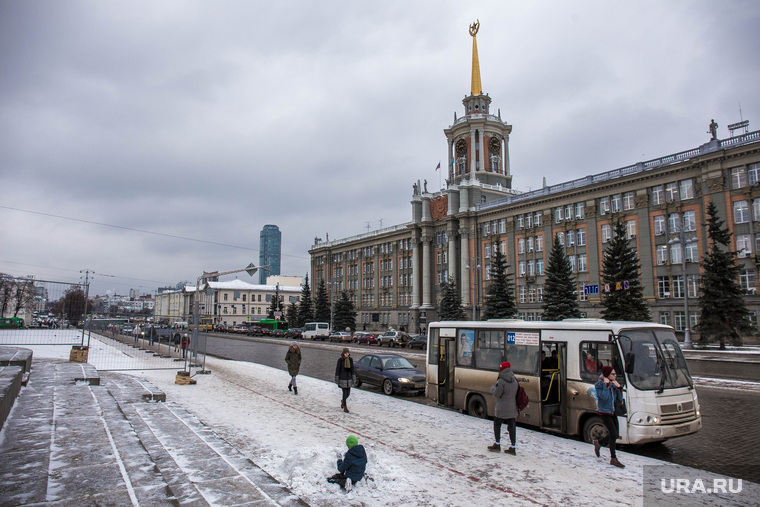 Парковку на Площади 1905 года закрыли для строительства ледового городка. Екатеринбург, администрация екатеринбурга, автобусная остановка