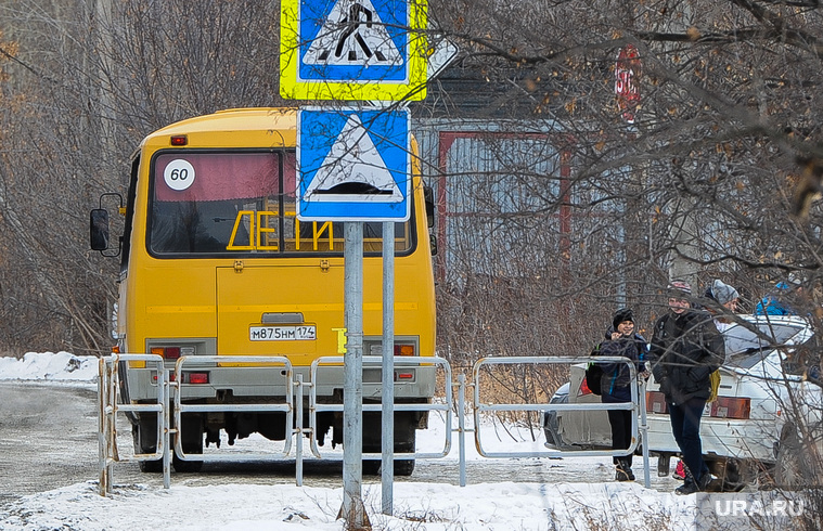 Школа-интернат. Челябинская область, школьный автобус, пешеходный переход, автобус, дети, остановка транспорта, желтый автобус
