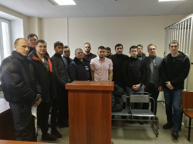 Сергея Иванова (в центре в пуховике) активно поддерживают оппозиция Югры — РМС, «Совесть» и КПРФ