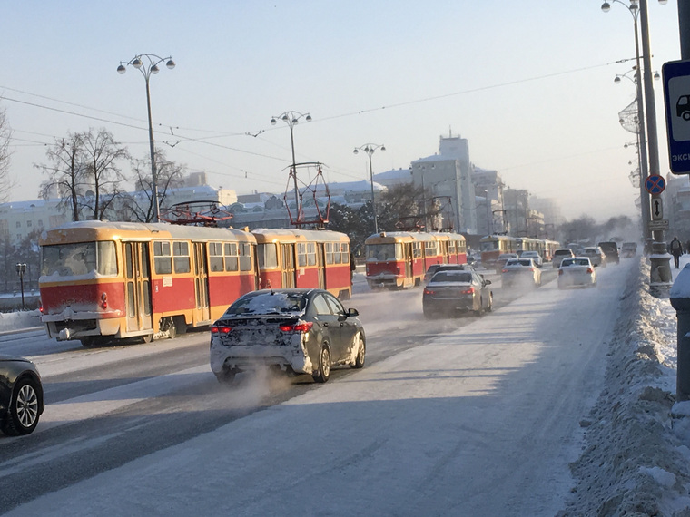 Легковые машины препятствуют работе общественного транспорта