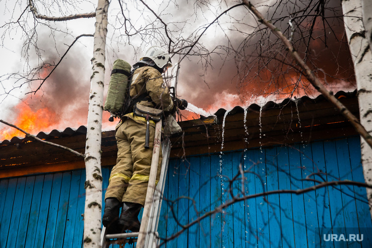 Пожар в расселенном доме, в поселке Солнечный. Сургут, мчс, пожар, огонь, тушение пожара
