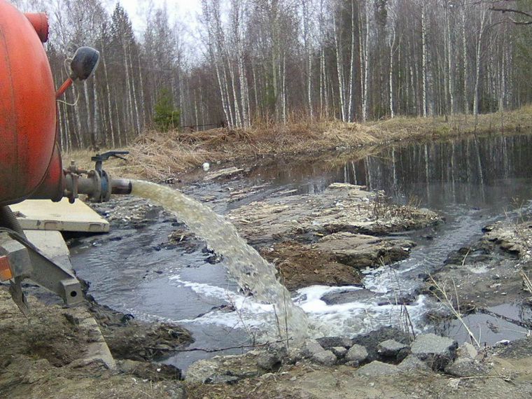Стоки Югорска будут сливать в болото, считают в профсоюзе местных коммунальщиков