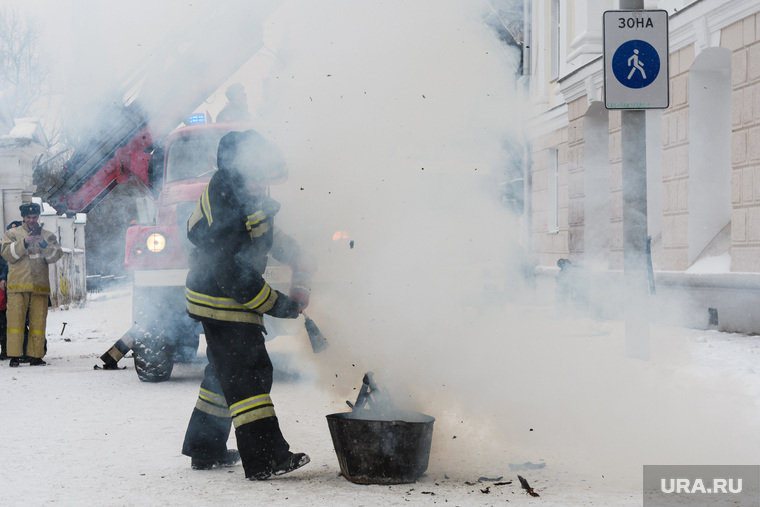 Пожарные учения в колледже имени Ползунова. Екатеринбург, дым, пожар, тушение огня, огонь, пожарные учения