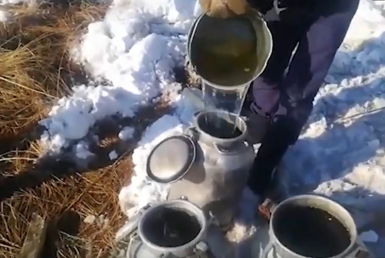 Казахстанцы увозят спирт с места аварии в бидонах