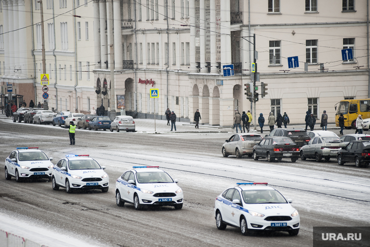 Вручение свердловским полицейским ключей от новых автомобилей. Екатеринбург , кортеж, машина дпс, машины, полиция, правоохранительные органы, гибдд, дпс, автомобили