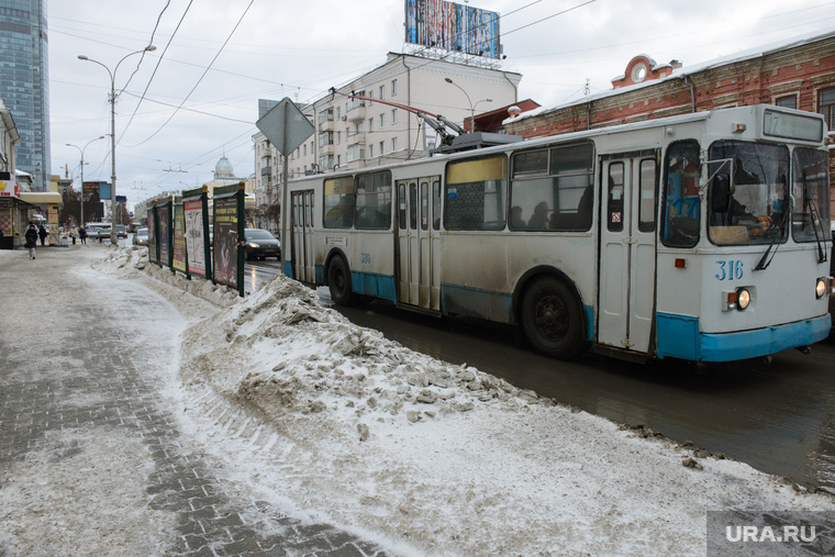 Оттепель в Екатеринбурге, троллейбус, обочина, улица малышева