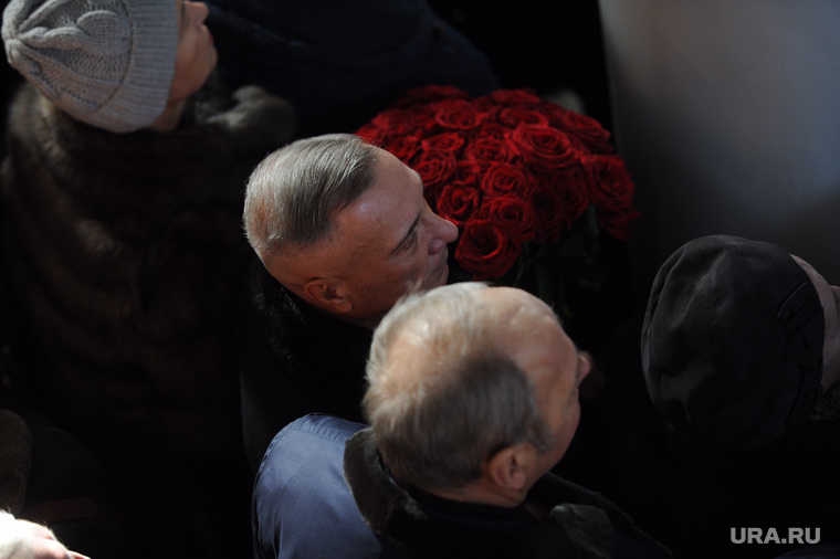 Совладелец ЧЭМК и «Арианта» Александр Аристов пришел с большим букетом бордовых роз
