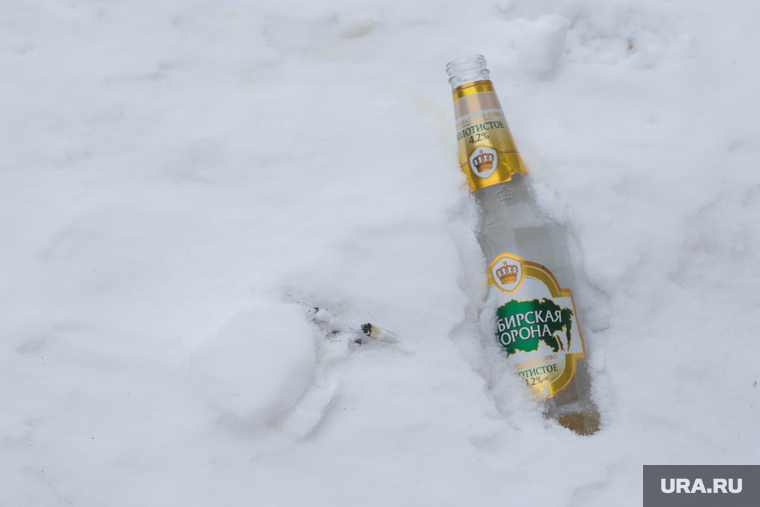 Надписи и знаки. Ханты-Мансийск, снег, бутылка, пиво, алкоголь, сибирская корона