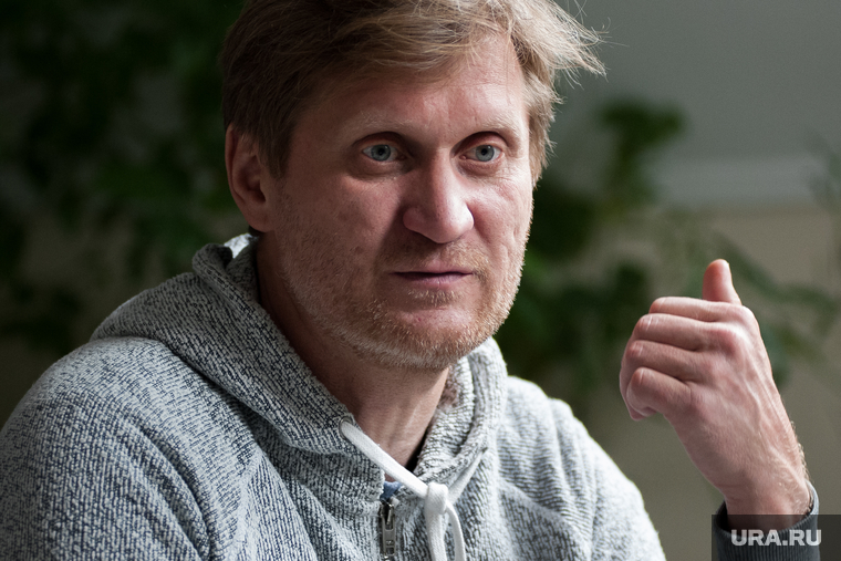 Интервью с Андреем Рожковым. Екатеринбург, рожков андрей, жест рукой