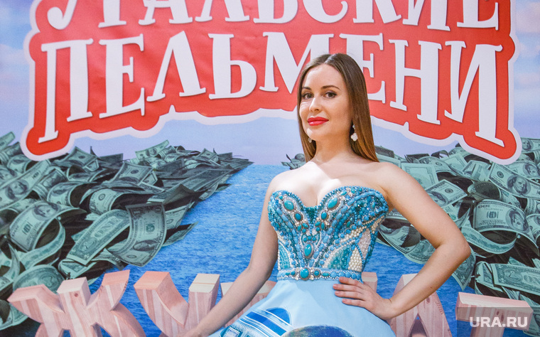 Юля Михалкова в платье с губернатором и уральскими самоцветами на концерте. Екатеринбург