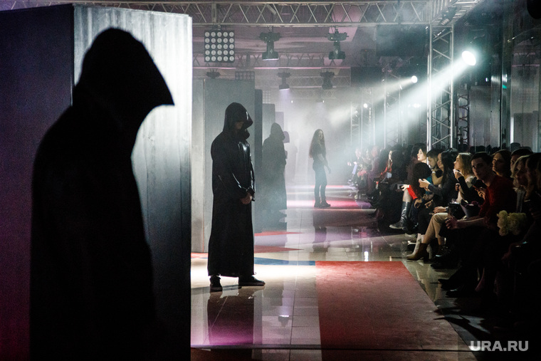 Модный шоу-показ первой коллекции новой марки одежды SHIZM в ТРЦ «Алатырь». Екатеринбург, тайна, таинственность, мистика, шоу, темные фигуры, люди в капюшонах