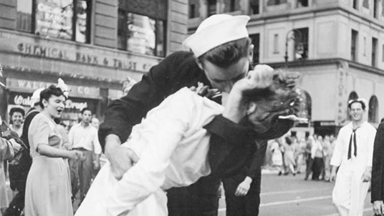 Поцелуй на Таймс-сквер стал судьбоносным для моряка и медсестры