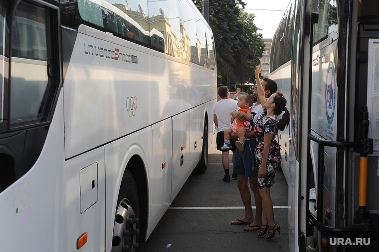 Дети едут в лагерь Челябинск, прощание, автобус, отправка детей в лагерь