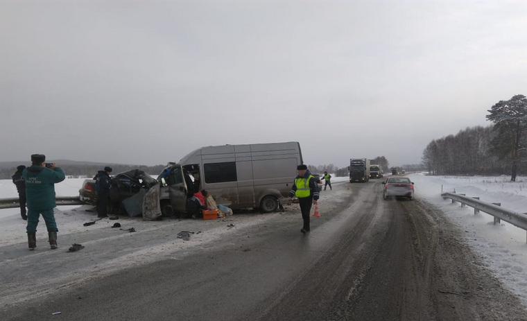 В аварии пострадали восемь человек