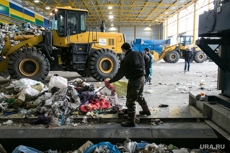 Посещение инициативными гражданами мусоросортировочного завода. Тюмень, помойка, тбо, гора, погрузчик, сортировка мусора, хлам, грязь, куча, мусоросортировочный завод, тэо, отбросы, спецтехника для полигонов тбо