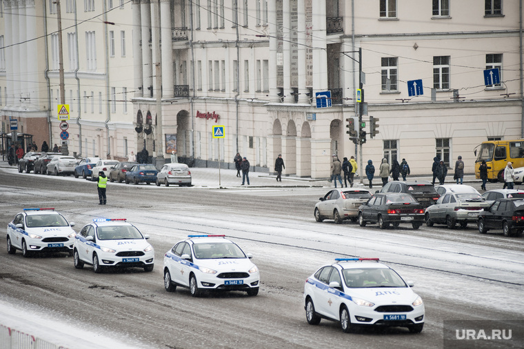 Вручение свердловским полицейским ключей от новых автомобилей. Екатеринбург , кортеж, машина дпс, машины, полиция, правоохранительные органы, гибдд, дпс, автомобили