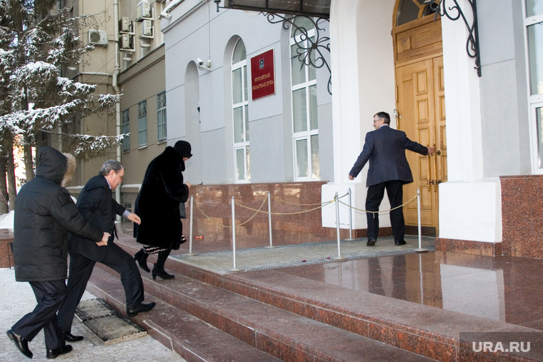 У здания Правительства области
Курган
, курганская областная дума
