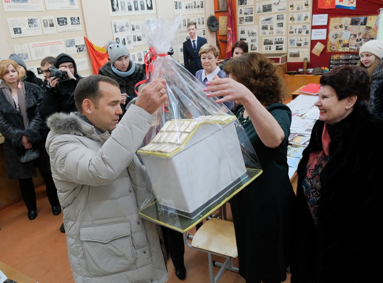 В шадринской школе Вадиму Шумкову вручили оригинальный подарок