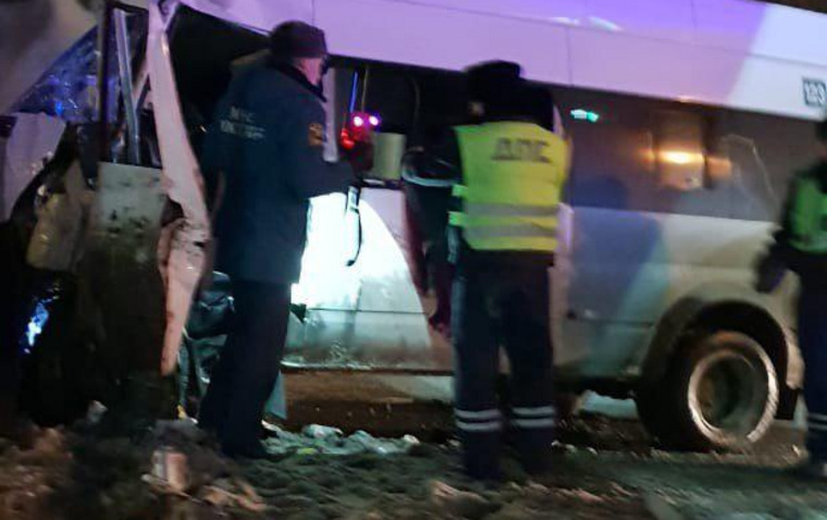 Машина врезалась в опору