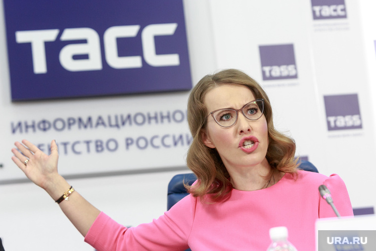Пресс-конференция Ксении Собчак в ТАСС. Москва, собчак ксения, портрет, жест рукой, тасс